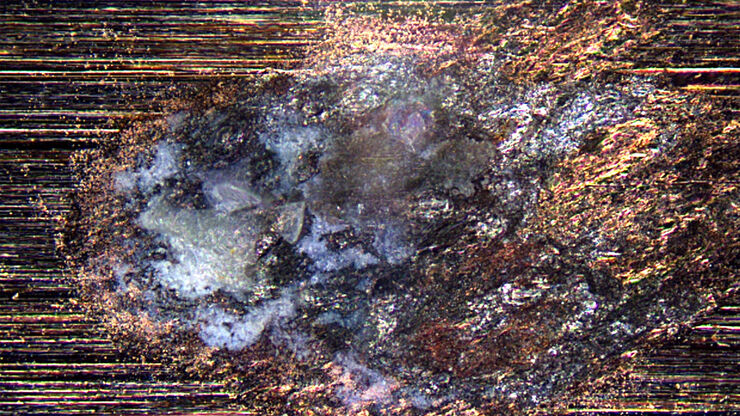 [Translate to chinese:] Optical microscope image of salt contamination on an aluminum/silicon (Al/Si) surface. Credit: Gerweck GmbH, Germany.