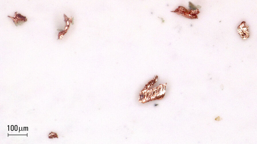 Cleanliness analysis during battery production: Image of copper (Cu) particles on a filter where analysis was performed with a Leica compound microscope and the Cleanliness Expert software.