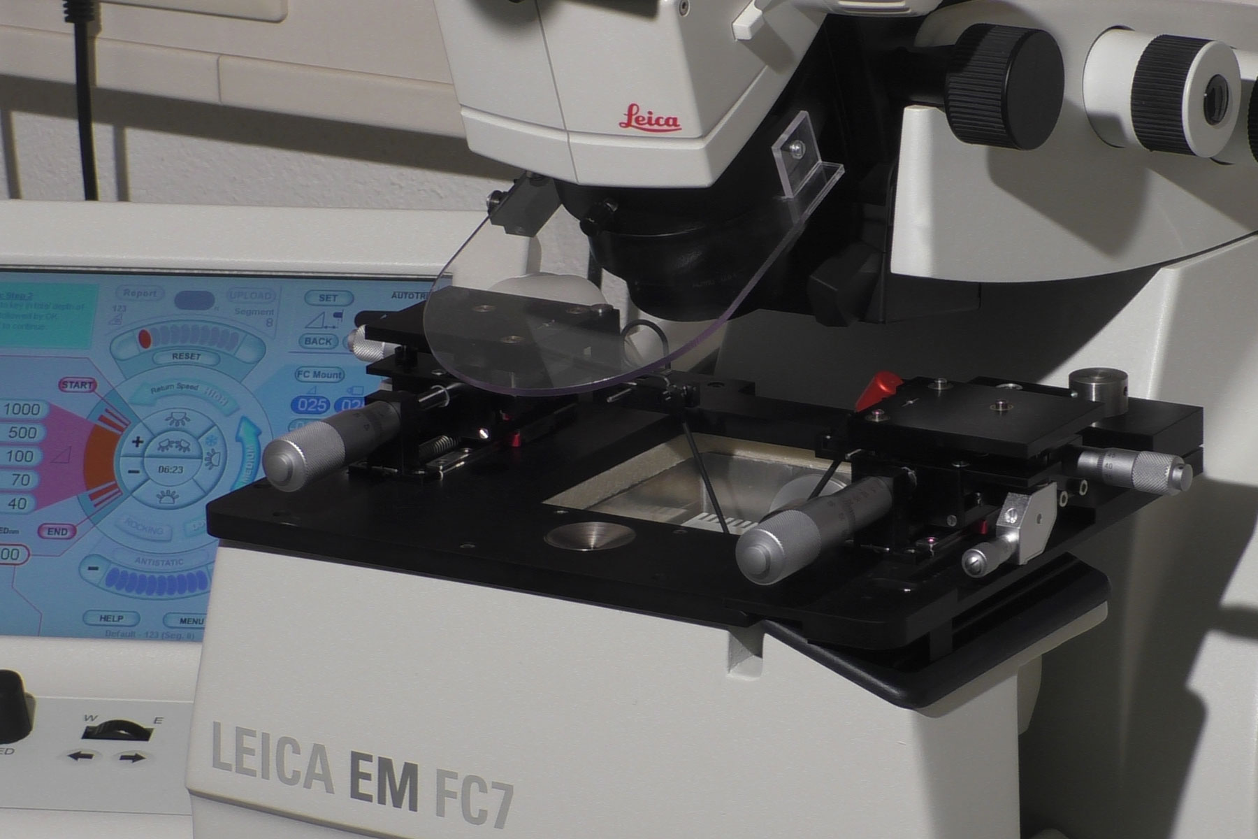EM FC7 Cryoultramicrotomy Chamber | Products | Leica Microsystems