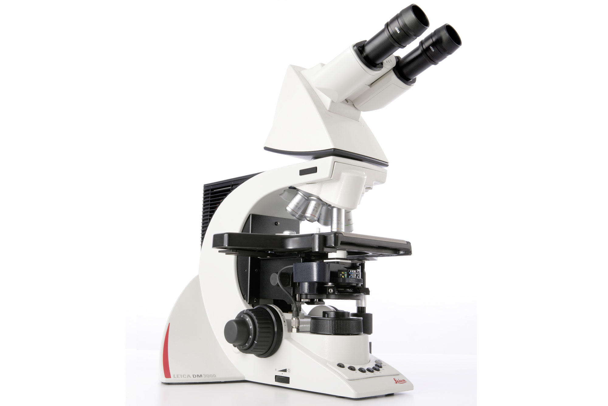 O microscópio de sistema excepcionalmente ergonômico Leica DM3000 melhora os fluxos de trabalho de citologia e patologia graças à sua automação inteligente.