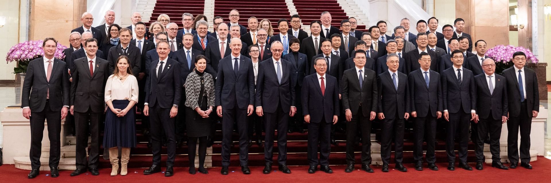 The economic delegation in a group photo with Chinese Premier Li Qiang and German Chancellor Friedrich Merz in Beijing. © Presse- und Informationsamt der Bundesregierung, photo: Guido Bergmann