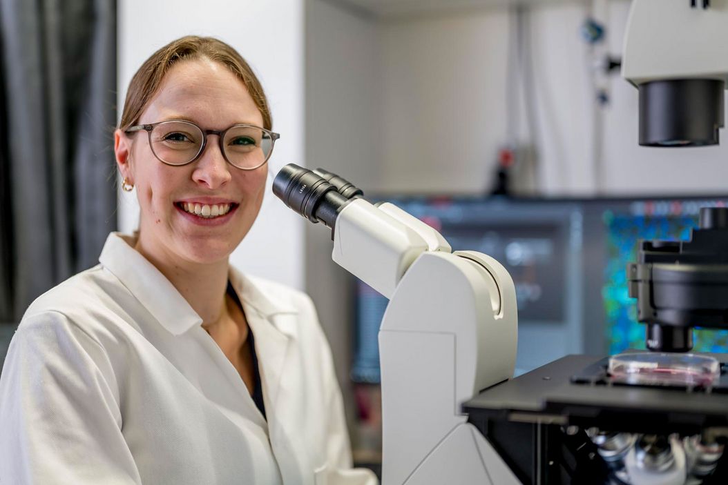 Leica Microsystems Life Science Product life-science-DMi8-Stellaris-person-in-front.jpg