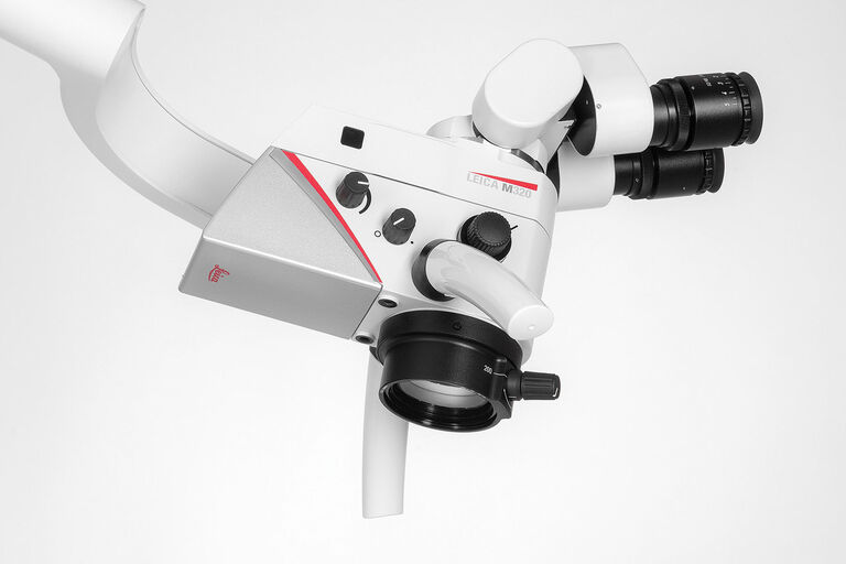 O microscópio de treinamento cirúrgico M320 com iluminação LED e dois caminhos de luz.
