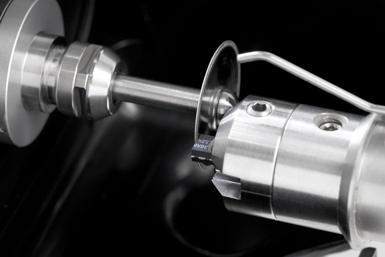 평면 시료 홀더와 입자 크기가 30um인 다이아몬드 디스크 톱을 사용한 단단한 시료 단면 절단.
