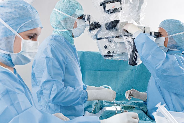 M530 OHX adapts to individual needs so that you and your assistant can achieve a comfortable posture during cranial and spine procedures.