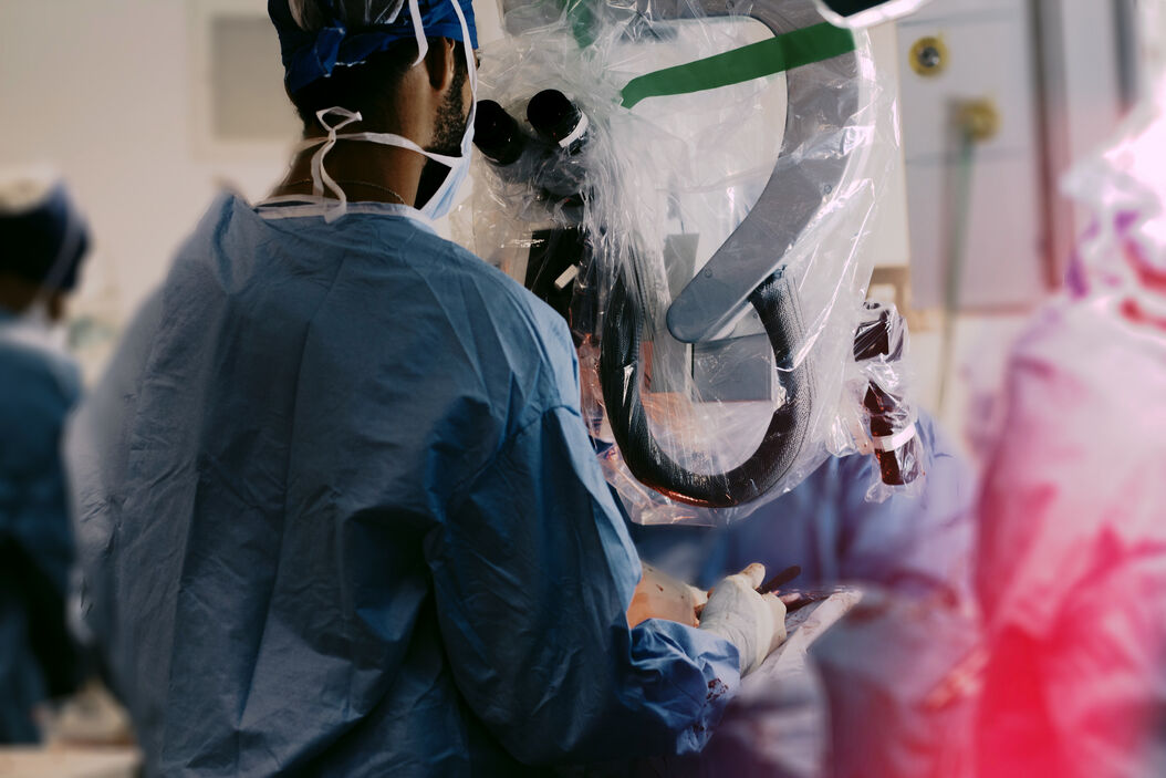 Onkologische Kiefer- und Gesichtschirurgie am Pariser Saint-Joseph-Krankenhaus mit Dr. Benichou. Das Leica M530 OHX Mikroskop wird von plastischen Chirurgen in einer bequemen Position im Stehen verwendet.  Oncological_Maxillofacial_Reconstructive_Surgery2.jpg