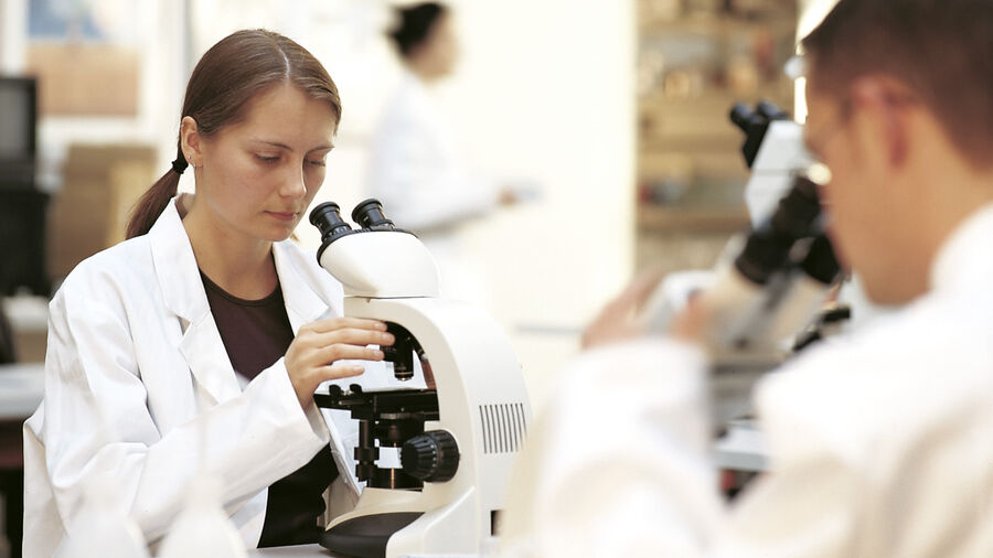 Operators can work with a comfortable posture when using ergonomically designed microscopes.