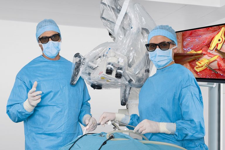Maximized surgical comfort and efficiency in teaching with the surgical ARveo 8x hybrid surgical microscope.