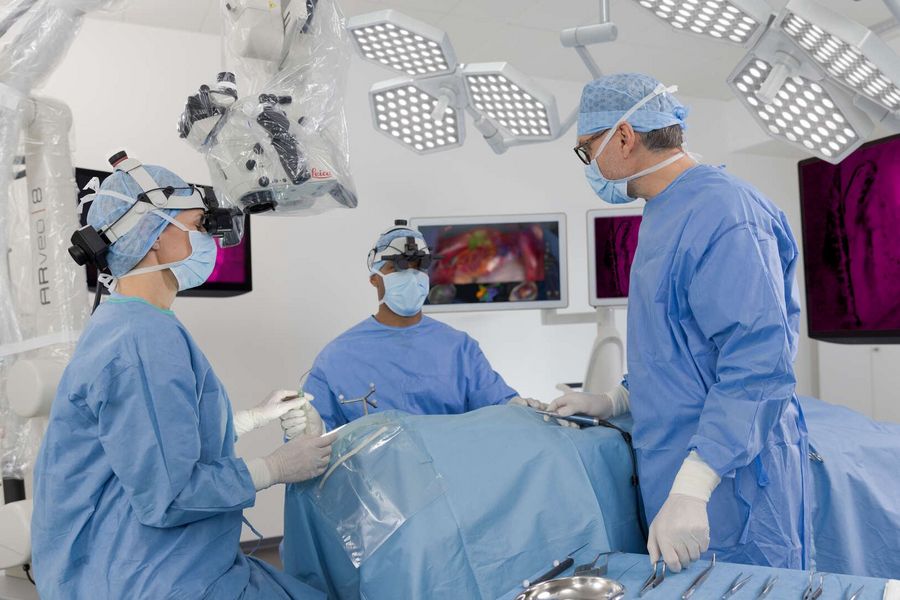 Choose from different viewing devices for 3D surgery image