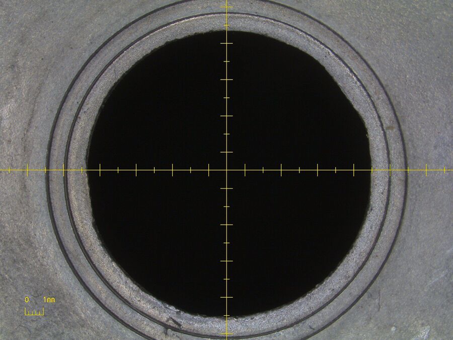 Figure 8: Hole in a metal component; automatic update of the scale for each zoom setting allows for quick measurements.