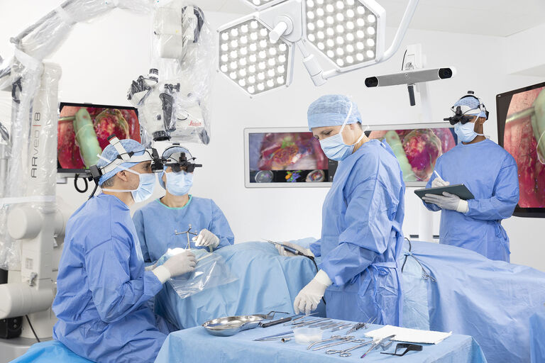 Ao usar o MyVeo, há um amplo campo de visão periférica que permite que você veja o paciente, instrumentos e a equipe da sala de cirurgia. 