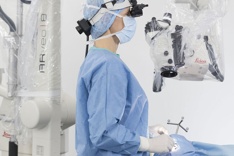 MyVeo è leggero e comodo da indossare. Potete lavorare in una postura eretta durante gli interventi chirurgici prolungati. 