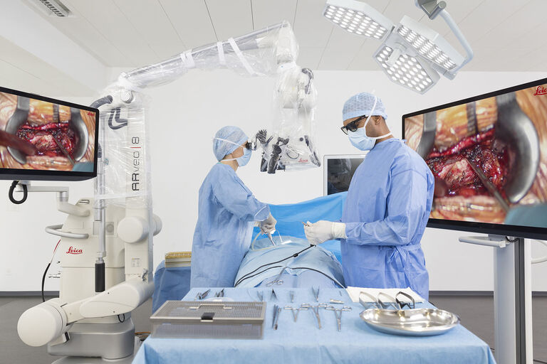 ARveo 8 favorece un flujo de trabajo colaborativo. El soporte suspendido de alta gama de nuestro socio Mitaka ha sido diseñado para un uso intensivo, flexible y extremadamente fiable en la sala de operaciones. 