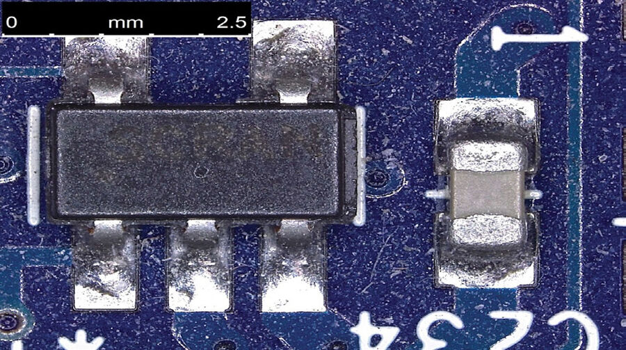 Abbildung 10: 2D-Bild eines Teils einer Leiterplatte mit einem IC-Chip und einem Kondensator. Erfasst mit einem DVM6 mit EDOF. Siehe unten das 3D-Bild dieses Leiterplattenbereichs.