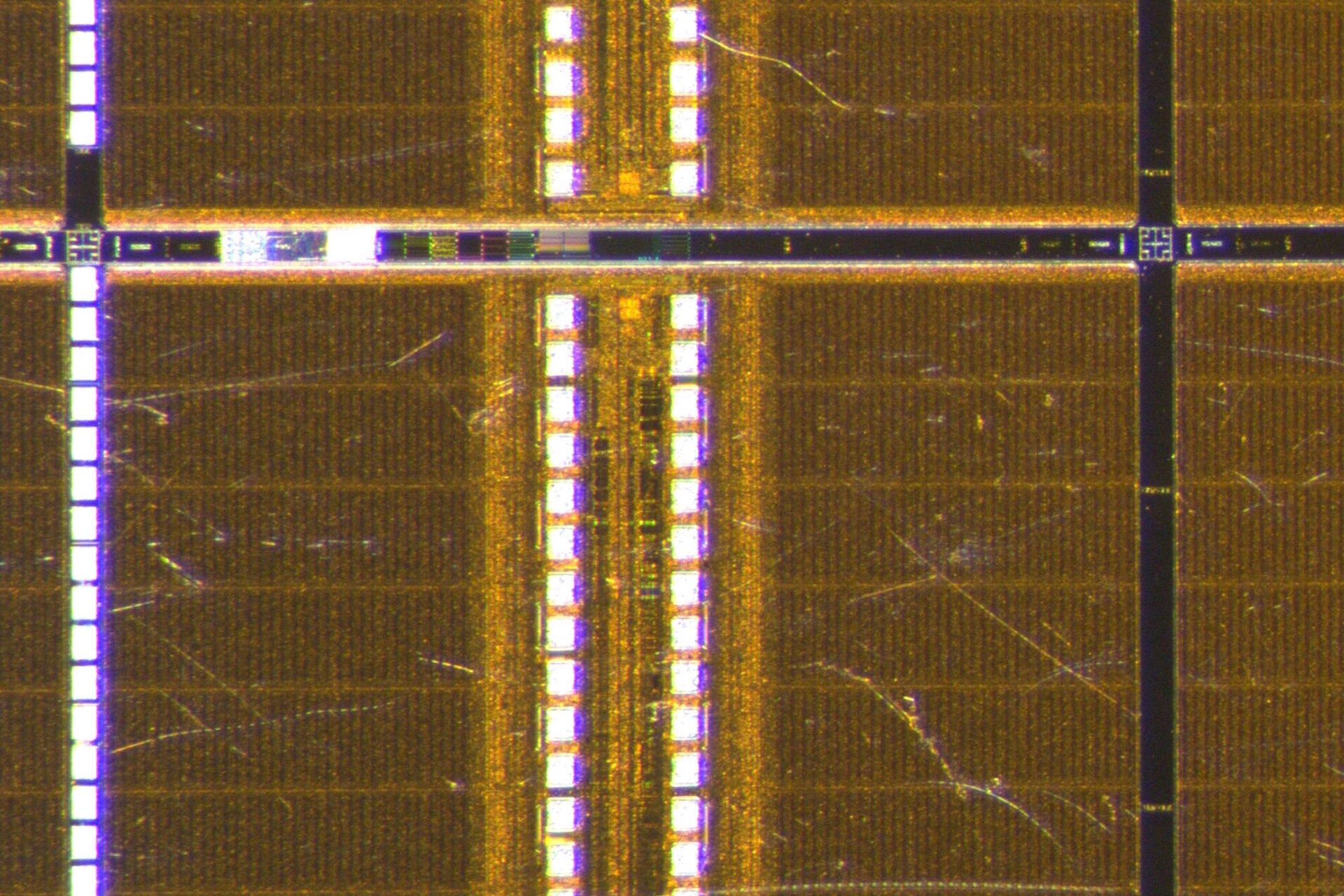 Processed wafer - Near Vertical Illumination (NVI): Holes and recesses Processed wafer - Near Vertical Illumination (NVI): Holes and recesses