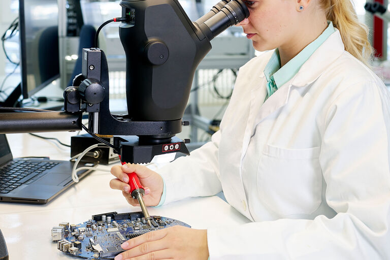 Easy sample handling and manipulation with a large working distance. Easy sample handling and manipulation with a large working distance.