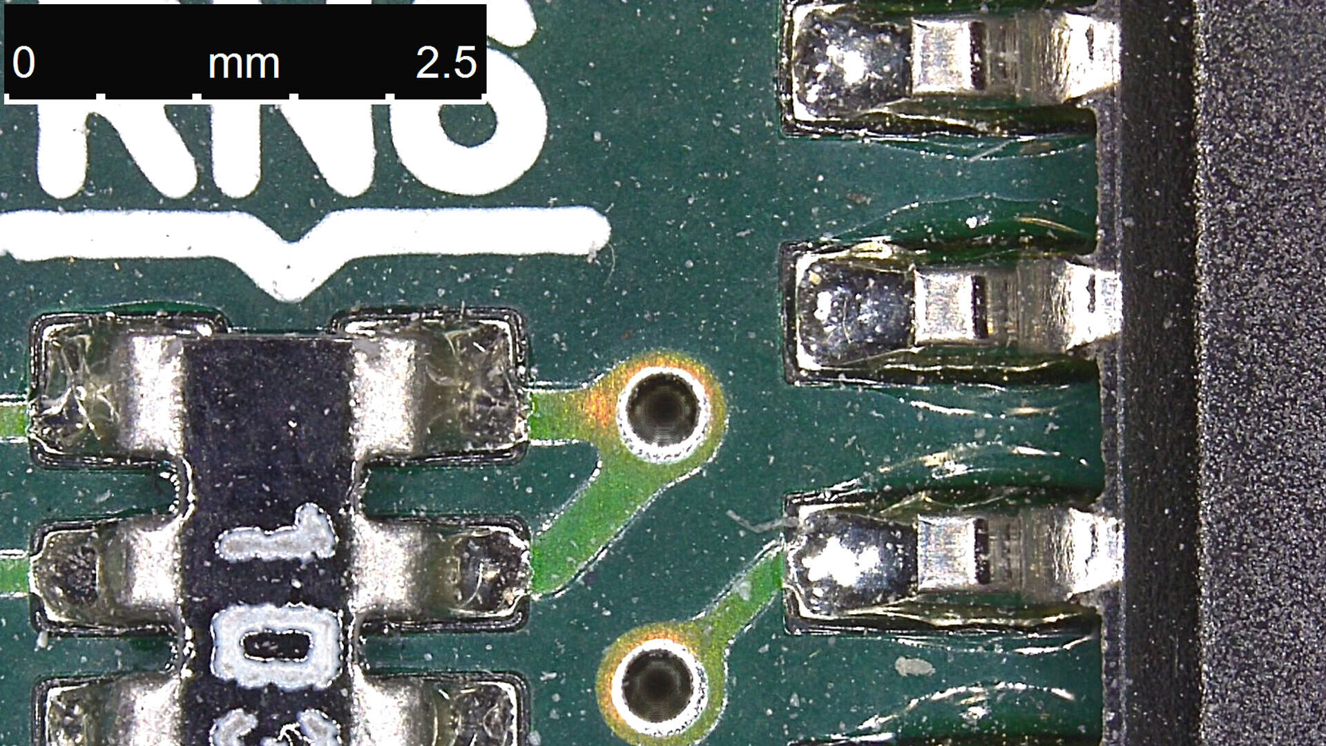 Glare from reflective surfaces can obscure PCB inspection. Here a PCB area is inspected with the DVM6 digital microscope using ring light illumination only