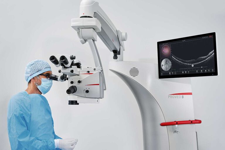 Vista laterale del design ottimizzato della testa di scansione OCT EnFocus, disponibile per il microscopio oftalmico Proveo 8 nella configurazione con stativo a pavimento.