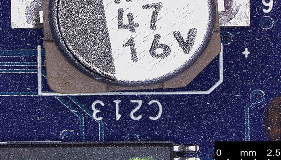 Abbildung 6: 2D-Bild eines Teils einer Leiterplatte, das einen Kondensator und ein Stück eines IC-Chips zeigt. Erfasst mit einem DVM6 mit EDOF. Siehe unten das 3D-Bild dieses PCBA-Bereichs.