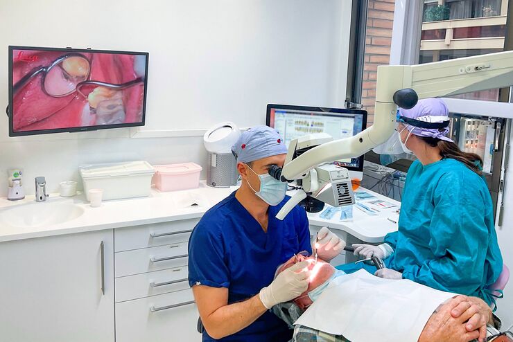 [Translate to German:] Dr. Blanc using the M320 dental microscope with ultra-low binoculars