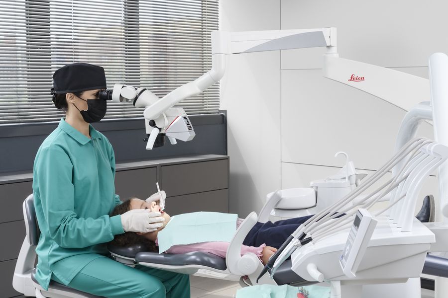 The M320 dental microscope was designed to make it easy to integrate the microscope into the practice environment and improve the workflow.
