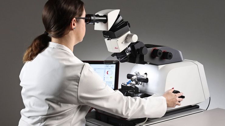UC Enuity Ultramicrotome Person at Work