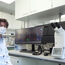 Der Direktor des Instituts für Virologie auf dem Campus Charité Mitte, Prof. Dr. Christian Drosten, am Laborarbeitsplatz mit dem THUNDER Imager 3D Live Cell von Leica Microsystems.