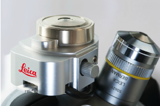 A correction collar enables the objective to be adjusted to different thicknesses of cover glasses. A motorized correction collar can restore optimal settings with a minimum of disruption.