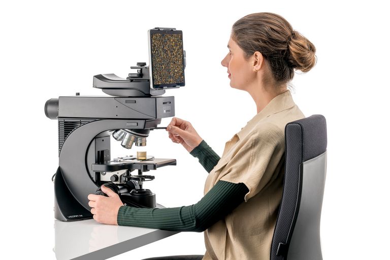 Benutzer bedient das digitale Materialmikroskop Visoria M.