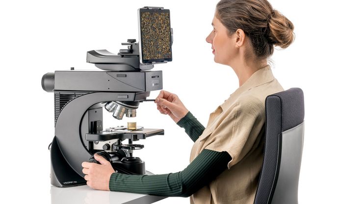 Operator using the Enersight software with Visoria M digital material microscope.