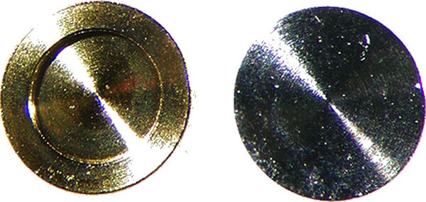 Abbildung 2: Goldträger A (3 mm breit, die verwendete Seite war 200 µm tief) und Träger B (3 mm breit, die flache Seite wurde verwendet).
