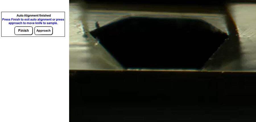 Figure 12: Final approach to the sample with safety distance of about 5 µm. Left: The user can decide to approach the sample automatically or manually after alignment. Right: Light gap after approach. A safety distance of about 5 µm will be kept.