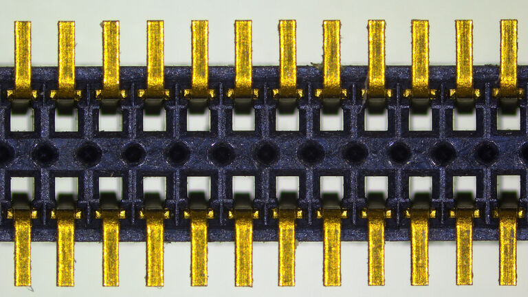 Componente eletrônico. Imagem tirada com a câmera de microscópio Flexacam.