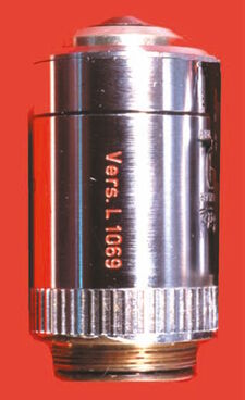 An early Leitz prototype ("Versuchs") oil-immersion objective 40x with a NA of 1.30 developed for trial experiments in fluorescence epi-illumination technology