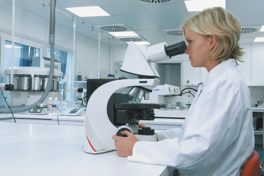 Operators can work with a comfortable posture when using ergonomically designed microscopes.