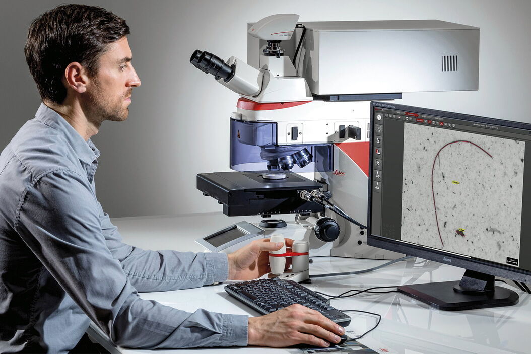 User analyzing particles and fibers on a filter for cleanliness analysis with the DM6 M LIBS 2-methods-in-1 solution. 3rd_Analyzer_Package_Leica_DM6M_LIBS.jpg