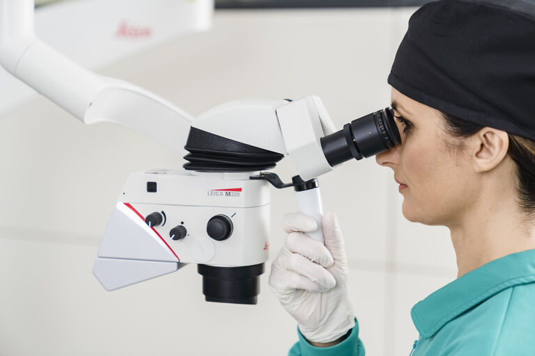 La Dra. Katia Greco trabaja como endodoncista en Maglie, Lecce, Italia. También enseña endodoncia como profesora adjunta en la Universidad Vita-Salute San Raffaele de Milán, y defiende que los microscopios dentales deberían convertirse en norma común en la enseñanza y en la práctica profesional. 