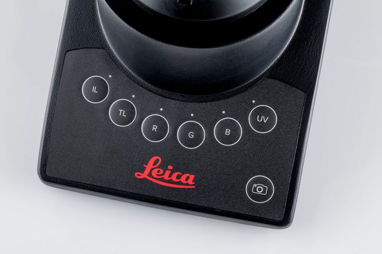 Save time and effort by snapping your image with a press of a button on the microscope stand.