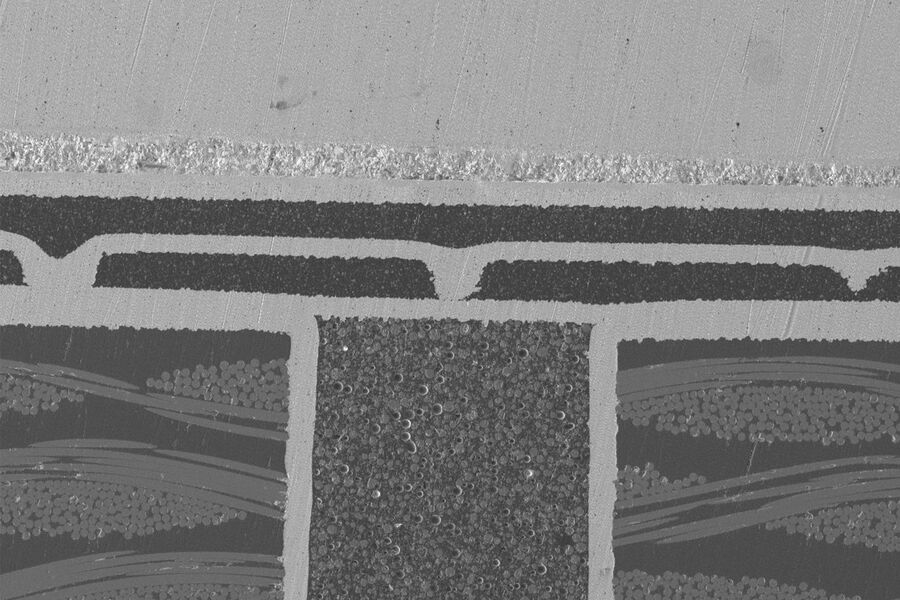 Corte transversal de PCB, mostrando área com pino soldado, preparada com o sistema EM TXP.