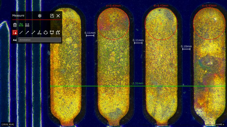 Imagem de um PCB mostrando medições de distâncias de ponto a ponto e de diâmetro.