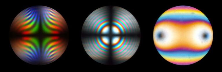 Imagen conoscópica de brookita (TiO2), con colores de dispersión intensos.
Figura de interferencia uniáxica de una placa de calcita gruesa, perpendicular al eje óptico.
Figura de interferencia biáxica de un cristal de biotita fino en posición diagonal con luz polarizada circular. Puede identificarse fácilmente la posición del eje óptico.
