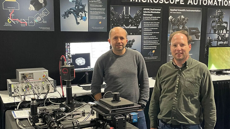 [Translate to German:] Jon Daniels, Senior Engineer at Applied Scientific Instrumentation and Florian Fahrbach, Open Innovation Specialist at Leica Microsystems pictured at the Cell Bio 2022