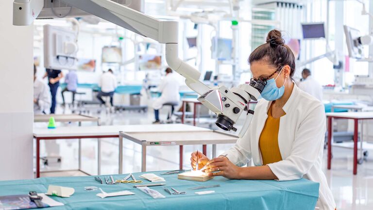 O estudante de medicina durante o treinamento prático. Imagem de cortesia da SWISS Foundation for Innovation and Training Surgery (SFITS) em Geneva, Suíça.
