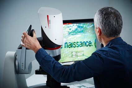 Tilting screen display with DVM6.
