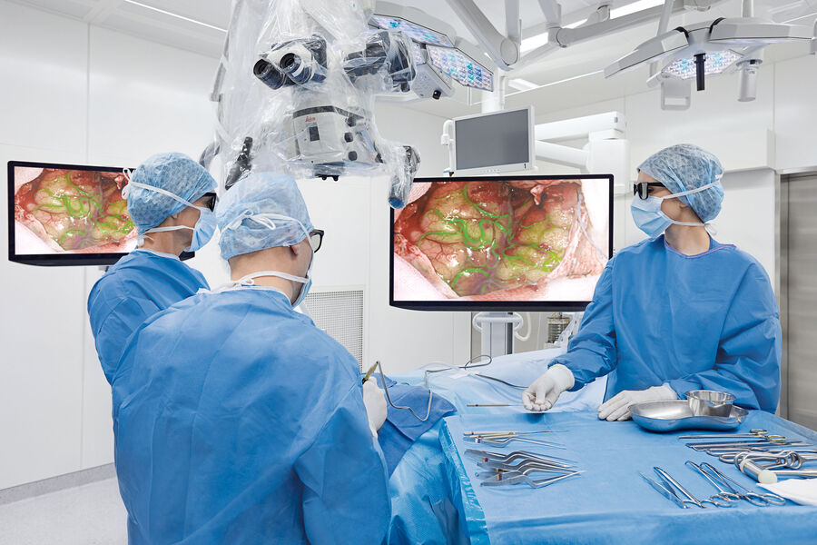 A cirurgia exoscópica com o microscópio de neurocirurgia ARveo oferece benefícios ergonômicos para toda a equipe do centro cirúrgico, sendo capaz de acompanhar a cirurgia em 3D por meio de um display heads-up em resolução 3D 4K.