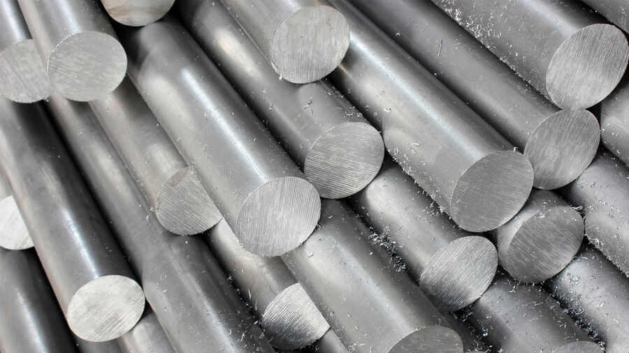 Foto de uma pilha de estoque mostrando barras de aço. 