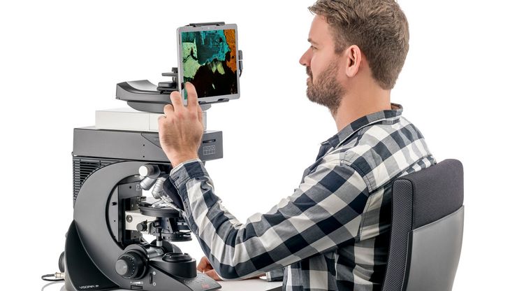 Leica-VisoriaP-user_at_microscope