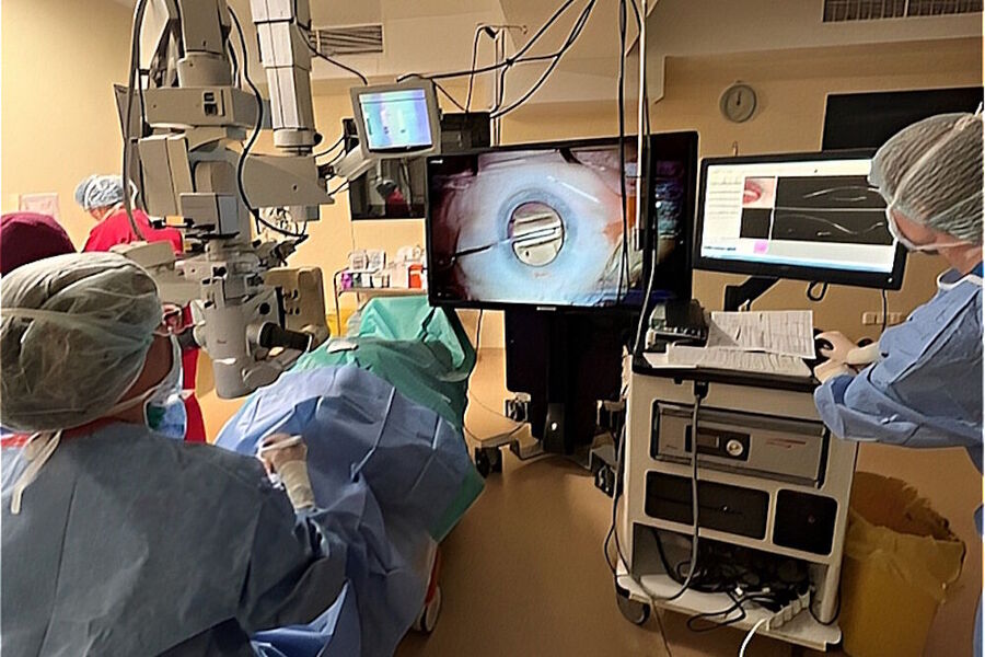 Dr. Ozana Moraru uses the M844 microscope from Leica Microsystems together with EnFocus intraoperative Optical Coherence Tomography. Image courtesy of Dr. Ozana Moraru.