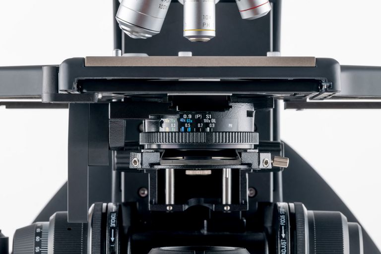The aperture diaphragm's scale on the condenser has color markings matching the objective color codes.