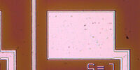 Ispezione di un semiconduttore con circuiti integrati (IC). Immagine di una regione acquisita con microscopia ottica e illuminazione a campo chiaro. 